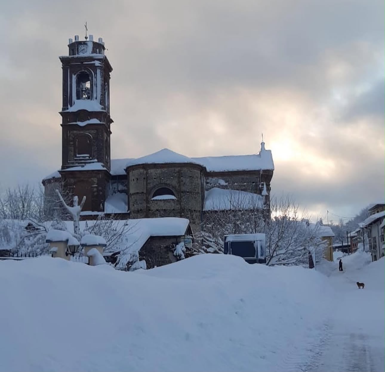 La chiesa e il campanile nella neve