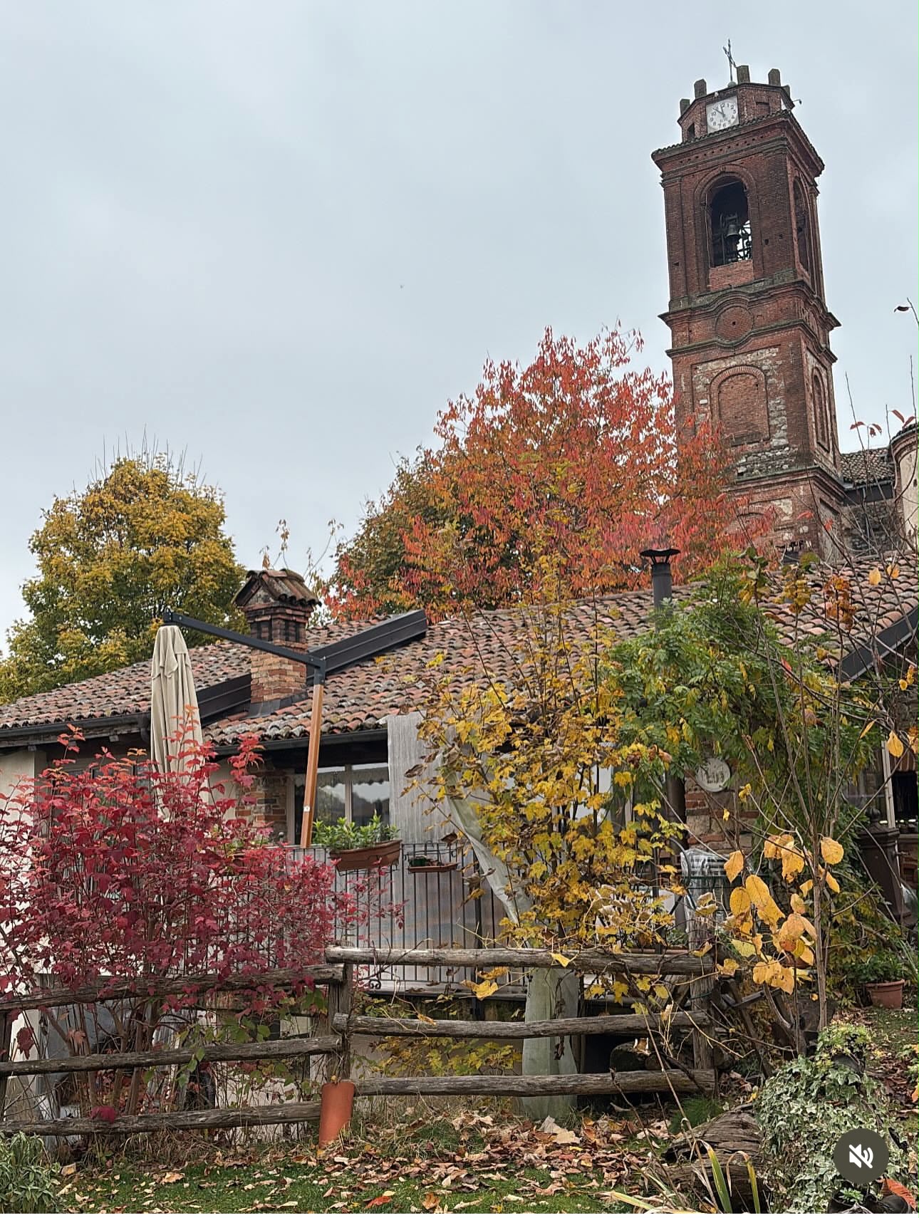 Il campanile tra le foglie d’autunno