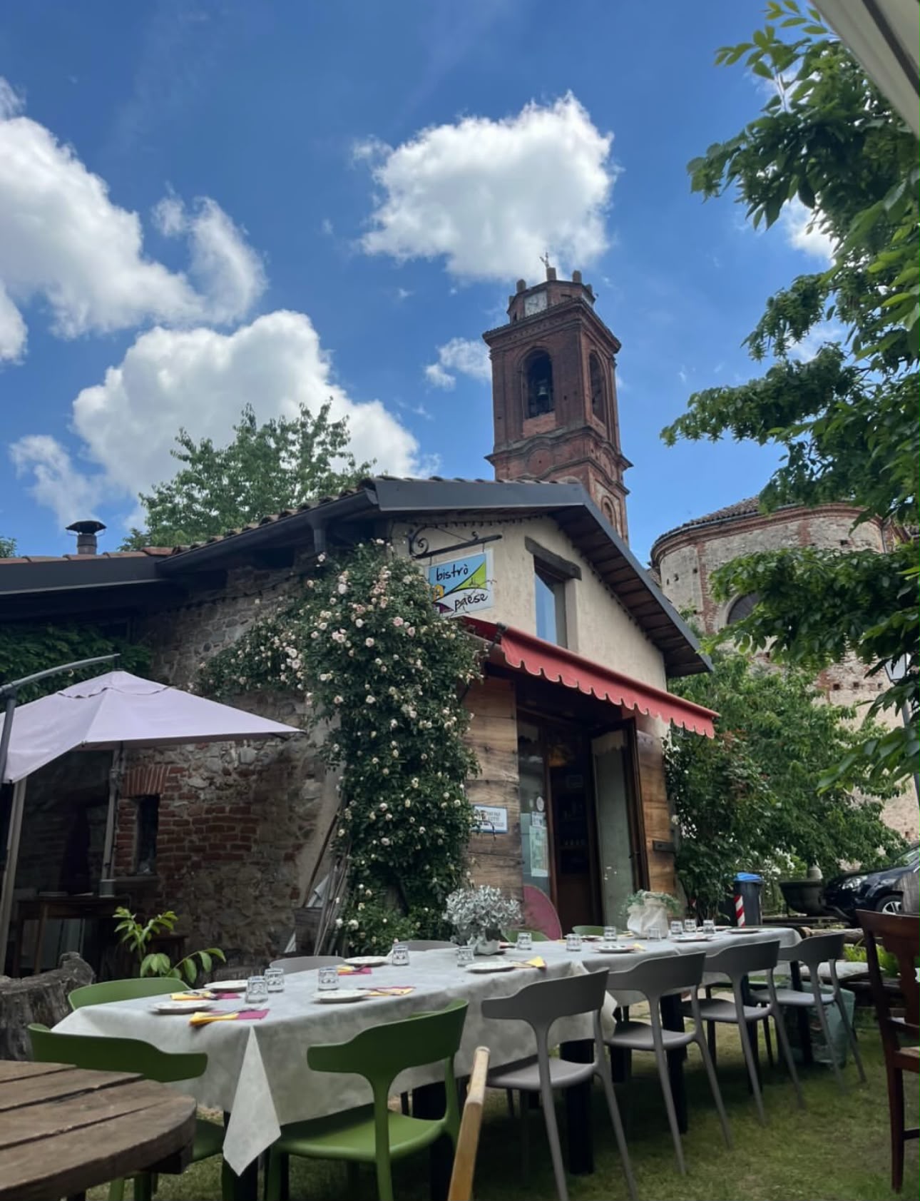 Il bistrò di paese e la tavola all’aperto